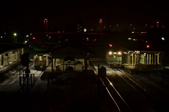 夜の釧路の街を散策しました。<br /><br /><br />【冬の北海道、道東・道央地方を巡る旅】<br />～寝台特急北斗星号に乗って北の大地に～<br />http://4travel.jp/travelogue/10864141<br /><br />～札幌プチ散策（ShortShortVer.）～<br />http://4travel.jp/travelogue/10864408<br /><br />～流氷ノロッコ号に乗ってオホーツク海の流氷を見に訪れてみた～<br />http://4travel.jp/travelogue/10864463<br /><br />～霧中の釧路湿原に訪れてみた～<br />http://4travel.jp/travelogue/10864585<br /><br />～釧路の街の夜景を探して～<br />http://4travel.jp/travelogue/10864690<br /><br />～釧路湿原のタンチョウに会いに茅沼駅に訪れてみた～<br />http://4travel.jp/travelogue/10864862<br /><br />～SL冬の湿原号に乗って～<br />http://4travel.jp/travelogue/10864934<br /><br />～小樽駅のランプを見に訪れてみた～<br />http://4travel.jp/travelogue/10864963<br />