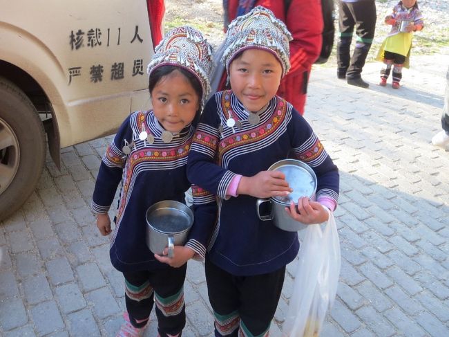 年1,2回誘われる中国旅仲間との旅、今回は雲南省から越南(ベトナム)の旅です。<br /><br />○ 旅の概要<br /><br />上海から雲南省の「昆明」へ、「昆明」で仲間と合流(1泊)。<br /><br />菜の花で有名な「羅平(2泊)」、棚田で有名な「元陽(2泊)」を専用バスで巡ります。<br /><br />国境の街「河口」まで行きバスと別れて歩いて国境の河「紅河」を渡り越南の「ラオカイ」に入ります。<br /><br />避暑地「サパ」を観光後、「ラオカイ」から寝台列車(1泊)で「ハノイ」まで、早朝到着後市内観光。昼食後「ハロン湾」に行き1泊。<br /><br />遊覧船でハロン湾を巡り、午後「ハノイ」に戻り仲間は日本へ、私は寝台列車(1泊)で「南寧」に。<br /><br />「南寧」で1泊後上海に戻ります。<br /><br />○ 旅の行程<br /><br />2/21　上海　→　昆明　　　　　MU5802　　約3時間半<br />2/22　昆明　→　羅平　　　　　専用バス　約6時間<br />2/23　羅平　　　　　　　　　　専用バス<br />2/24　羅平　→　元楊　　　　　専用バス　約9時間<br />2/25　元陽　　　　　　　　　　専用バス<br />2/26　元陽　→　河口　　　　　専用バス　約4時間20分<br />　　　河口　→　ラオカイ　　　徒歩<br />　　　ラオカイ　→　サパ　　　専用バス　約1時間半<br />　　　サパ観光<br />　　　サパ　→　ラオカイ　　　専用バス　約1時間20分<br />　　　ラオカイ　→<br />2/27　→　ハノイ　　　　　　　寝台列車　約9時間<br />　　　ハノイ観光<br />　　　ハノイ　→　ハロン湾　  専用バス　約5時間<br />2/28　ハロン湾　→　ハノイ　  専用バス　約4時間半<br />　　  ハノイ　→　　　　　　  <br />3/01  →　南寧　　　　　　　　寝台列車　約12時間半<br />3/02　南寧　→　上海          MU5398　　約2時間半<br /><br />○ その５は朝日の多依棚田を見て新街鎮をぶらついてハニ族の村に向かいます。。<br /><br />　 写真は多依樹棚田のハニ族の卵売りの女のこたち。　<br />