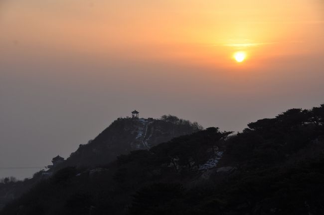 町歩き大好き、登山苦手な私が、<br />おいしい空気と自然求めてまさかの登山。<br />先週の西湖がかなりぼやけてたので、<br />こうなったら平地から離れてやるぅ〜ってことで、<br />中国7年目にして初の、いや人生初のひとり登山です。<br /><br />南天門に到着し、<br />食堂や民宿の並ぶ天街を歩きました。<br />空の青さに感動！<br /><br />ホテルにチェックインし、今度は山頂へ。<br />山頂（玉皇頂）で夕陽が沈むのを見て、<br />今度は天街の食堂へ夕食に行きました。<br /><br /><br />★★　泰山旅行記　3/1〜3/2　★★<br />1★泰山ひとりじめ？紅門から中天門へ<br />http://4travel.jp/travelogue/10864989<br />2★結局全部徒歩で！中天門から南天門へ<br />http://4travel.jp/travelogue/10865119<br />3★山頂で見た夕陽<br />http://4travel.jp/travelogue/10865191<br />4★ご来光！そしてキツイ下山<br />http://4travel.jp/travelogue/10865854<br />5★泰山の神を祀った岱廟へ<br />http://4travel.jp/travelogue/10866032