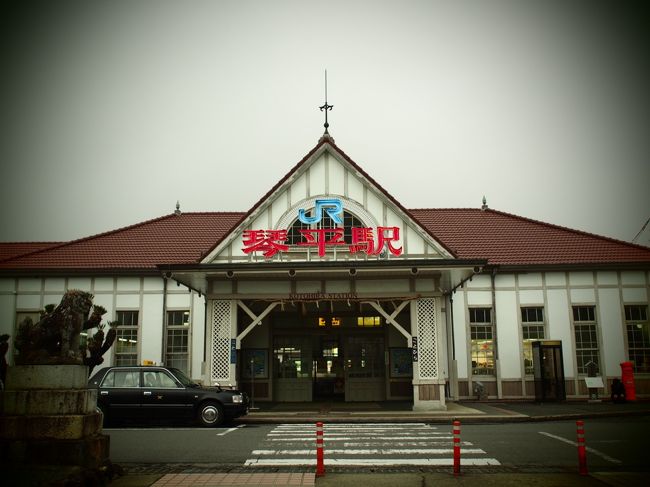 　今回、こんぴらさん〜善通寺〜丸亀城〜宇多津町〜高松市を巡ってきました。<br />　カメラ機材は、主にオリンパスPEN、単焦点レンズ3本とズームレンズ、サブにキヤノンEOS-Mを使用しました。<br />　レンタカーを借りて、琴平、丸亀、高松に宿泊しました。4日間とも曇りや雨で天気に恵まれなかったけど、普段の観光で見ることのないものも見てきました。<br />　地元の人もイッパイ撮りましたが、掲載できないので、ご勘弁ください。