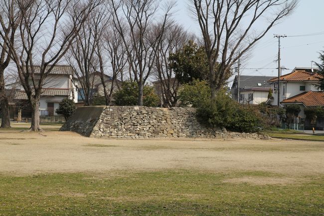 NHK大河ドラマ軍師官兵衛にちなみ、小早川隆景麾下、浦宗勝率いる毛利水軍を奇策をもって破り、官兵衛その人を一躍歴史の表舞台に押上げた合戦の地、姫路の英賀を訪れてみました。写真は、英賀城址公園にある天守台風の石積みです。これまで行った関連旅行記です。第一編 広峯神社と御師屋敷跡 http://4travel.jp/travelogue/10845071第二編 加古川(正室 光(てる)姫(幸圓)の故郷) http://4travel.jp/travelogue/10852251第三編 英賀(毛利水軍との合戦の地)&亀山本坊本徳寺 http://4travel.jp/travelogue/10865294第四編 姫路文学館「播磨灘物語」展と姫路城 http://4travel.jp/travelogue/10866914第五編 西播磨 佐用の三城(上月城、福原城、利神城)と飛龍の滝 http://4travel.jp/travelogue/10871054第六編 書写山 圓教寺 http://4travel.jp/travelogue/10878436第七編 妻鹿 国府山城、御着(姫路埋蔵文化財センター) http://4travel.jp/travelogue/10867385第八編 三木城址と秀吉本陣、平井山付城跡 http://4travel.jp/travelogue/10879951第九編 備中高松城と庭瀬城(境目七城) http://4travel.jp/travelogue/10888291第十編 黒田家中興の地、備前福岡 http://4travel.jp/travelogue/10891040第十一編 北近江 長浜http://4travel.jp/travelogue/10904386 天正5年5月、毛利両川の一翼、小早川隆景麾下、浦宗勝率いる毛利水軍が突如姫路の南西、英賀の浦に約5千の兵で上陸、これに対し官兵衛麾下の黒田勢は僅かに1千足らずなるも、夕刻に上陸した毛利勢に対し翌早暁に急襲、寡兵の黒田方は篭城との油断と船旅の疲れで毛利勢は一時混乱状態となるも、名将浦宗勝、敵は寡兵と見抜き反攻に出ようと体制を立直しつつありました。その時、日の出と共に黒田勢の後方に突如現れたおびただしい旗や歓声、これを播磨方の後詰とみて毛利方は総崩れ、海路敗走となり、黒田勢の勝利となりました。この戦でキーとなった黒田方の後詰を装った地元の民、百姓、このような場に民、百姓の救援が得られるところなど、官兵衛の治世の妙が現れたでしょうか。いずれにしろ播磨の一豪族の家臣に過ぎない官兵衛が西国の雄、毛利を破ったという事実、姫路に知将有り、これは当時大きな衝撃となって伝わり、播磨に名将あり、官兵衛の名が世に知らしめられた瞬間だったのではないでしょうか。前置きが長くなってしまいましたが、こういった歴史の舞台となった英賀という地を訪れてみました。また、今回は英賀に関連してJR姫路駅の南、山陽電車の亀山駅すぐにある亀山御坊本徳寺も合わせて訪れてみました。今回英賀を訪れてみて感じたのですが、海岸沿いは埋め立てが進んで工業地帯となっており、当時の英賀の浦を忍ばせるような場所はどうにも見つけ出すことは困難、すると英賀の戦の際、毛利方についた三木氏の英賀城跡が公園となっており、先ずはこの英賀城跡から訪れてみることにしました。すると、この英賀には播磨における一向宗門徒の拠点、英賀本徳寺が存在し、三木氏と一向宗との繋がり、そして一向宗の本拠地である顕如の石山本願寺と毛利による信長包囲網など、様々な接点上にこの地があるとうことが見えてきました。毛利水軍による天正4年の石山本願寺への兵糧の搬入をめぐる木津川口の戦にもこの英賀が密接に絡んでおり、10年におよぶ織豊との対峙の末の和睦、英賀城落城後の英賀本徳寺の亀山への移転、これにより現在の亀山御坊本徳寺が成立、更に顕如没後、本願寺を継いだ准如、そして教如による東西本願寺の分離、これがこの播磨、姫路の地にも影響を与えていたなど、とても興味深いことを今回学ぶことができました。また、地元のグルメ? 姫路でありながら結構本格的な博多風とんこつラーメンが味わえる店、元祖長浜ラーメン「金豚」にもよってみました。