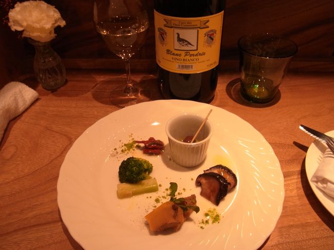 かつて京都で面識のあった人が松山市で自分の店をオープンしたと聞きました。<br />店の名は『ＵＧＧＬＡ(ウグラ)』、スウェーデン語でフクロウを意味し、現地では<br />幸福の象徴なんだとか。<br />2014年１月23日にオープンした「大人のワイン酒場」は、グラスワインが600円〜、<br />フードはアラカルトで概ね2,000円まで、おまかせ５種2,500円もあり、リーズナブルに<br />楽しめます。<br />松山市の繁華街「大街道」からも近く、松山中央郵便局から徒歩３分、松山市駅より<br />徒歩10分圏内にあります。<br /><br />今回は松山市中心街を行動拠点とし、宿泊先も道後温泉にしました。<br />これまで松山市には３度訪問していますが、市街地を巡ったり道後温泉に泊まったり<br />したことはございませんで。<br />それ故、ウグラ以外の店リサーチに苦労しましたが、幾つか足を運んでみました。<br /><br />では、ご覧になってやってください。