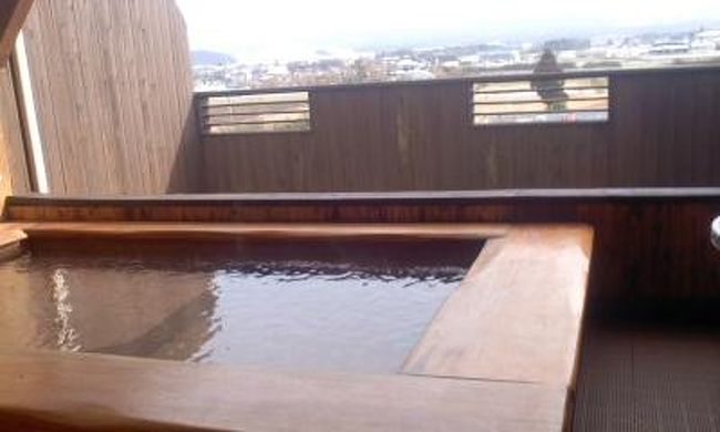 予想外の雪が降った中での旅行でした。<br /><br />もともと近くに住んでいたので、観光というよりは宿泊先の温泉が目的だったのでよかったのですが、雪がすごくてほとんどどこにも寄れませんでしたが、阿蘇山が雪をかぶっていて綺麗でした。<br />宿泊の目的地は街中だったから、車で無事についてホッとしました。<br /><br />宿泊先は露天風呂付きの特別室。<br />娘がネットで見つけてくれたお手頃価格でしたが、露天は広いし、部屋も広い。<br />人気なのかすごい人でしたが、とてもいい宿でした。<br /><br />帰りは、数か所の道の駅によりながら買い物を楽しみました。<br /><br />雪が予想外でしたが、雪の阿蘇山をみながら露天風呂に入れてゆっくりした旅行でした。