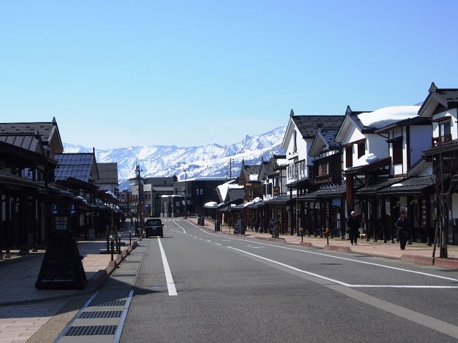 毎年冬シーズンに突入すると、雪を見に出掛けたくてウズウズする私。<br />今年も当然そんな思いが湧き上がってきた。「雪見の温泉に行きたい〜」<br /><br />友人達に話すと、珍しい事に「雪見温泉の旅」に乗り気になってくれて･･･<br />１月には３人で泊まりに行く話もまとまっていたはずなのに、仕事の休みも<br />バタバラと言う事で、スケジュールがなかなか決まらず･･･自然にお流れな感じに。<br /><br />私がまとめない限り、きっと決まらないだろうな〜とは少し思っていたので･･･<br />人に頼るのはやめて、自分１人で雪見温泉に行く事を決心しました！<br /><br />今回の旅行は雪見温泉がメインなんだから豪雪地帯じゃなくちゃダメ。<br />時期的に一番良いのは２月の上旬〜中旬辺りかな。脳内で色々とプランを<br />練っては今回の旅に相応しいお宿を探す日々が続きました。<br /><br />しかし･･･２月３日の節分祭後に高熱を出し、その後ダラダラと風邪が<br />治らず１ヶ月。その間に東京は歴史的な２度の大雪もあって、雪かきに<br />苦労する。２月は雪もたっぷり見たし、もう雪見温泉は良いかな･･･<br /><br />そんな気分になった時期もありました。でもやっぱり今年こそは<br />雪見温泉がメインの旅に行ってみたい〜。お宿でお籠りがしてみたい〜。<br />そんな事で、皆が桜だ梅だと華やぐ３月･･･私は雪を目指して旅に出ました。<br /><br />〜今回の旅の譲れない条件〜<br /><br />・出来るだけ豪雪地帯である事<br />・雪景色が見れる露天風呂があるお宿<br />・楽天で予約が出来るお宿（ポイントが沢山あるので･･･）<br />・本格的なスキー宿では無く、団体受け入れが無いお宿<br />・出来れば、秘湯系の雰囲気漂う風情あるお宿（和室希望）<br />・ポイントを差し引いた宿代+交通費で２万円以内で収まる事<br /><br />良いなぁ〜と思っても１人で泊まれないお宿もありました。<br />山形とかに行きたくても、交通費が高くて行けませんでした。<br /><br />私の理想の条件に合うお宿を探すのは、なかなか大変だったけど･･･<br />ありました。新潟県・越後湯沢に！<br /><br />今回は魚沼グルメ＆秘湯･貝掛温泉を満喫する旅をご紹介♪