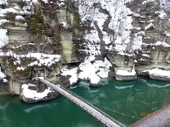 昨年に続き雪景色の温泉を楽しんでもらおうと<br />母を連れて温泉旅行に出かけました。<br />長野大好きな母で　昨年の白骨温泉もとても喜んでくれましたが<br />今年は進路を東寄りに取ってみました。<br /><br /><br />福島県の大内宿と湯野上温泉<br />風情ある茅葺き屋根の集落と　湯量豊富な湯野上温泉の極上の湯を楽しんできました。<br /><br />旦那の仕事の都合で「雪まつり」の時には行けませんでしたが<br />今に残る江戸時代の下野街道の宿場<br /><br />国の重要伝統的建造物群保存地区として<br />旧宿場としては長野県の妻籠宿および奈良井宿に続いて全国で3番目に選定されているそうです。<br /><br />そんな茅葺き屋根の宿場を母も訪れる事に楽しみにしていてくれ<br />３月になってしまいましたが<br />趣きある雪景色を楽しむ事ができました。<br /><br />