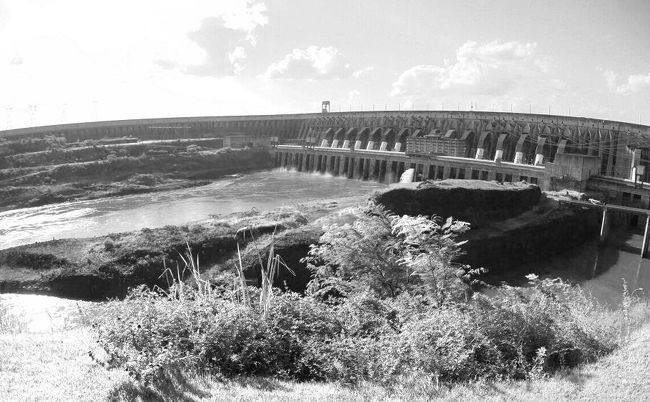 「イグアスの滝」の水量をそのまま利用、パラグアイの生命線：【いたいぷ～ぅ】ダム(ブラジル/パラグアイ)