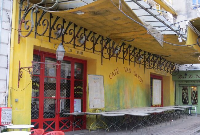 　アルル市街の散策です。ゴッホが1888年に描いた『夜のカフェテラス』の画材になった黄色の喫茶店などを見学しました。