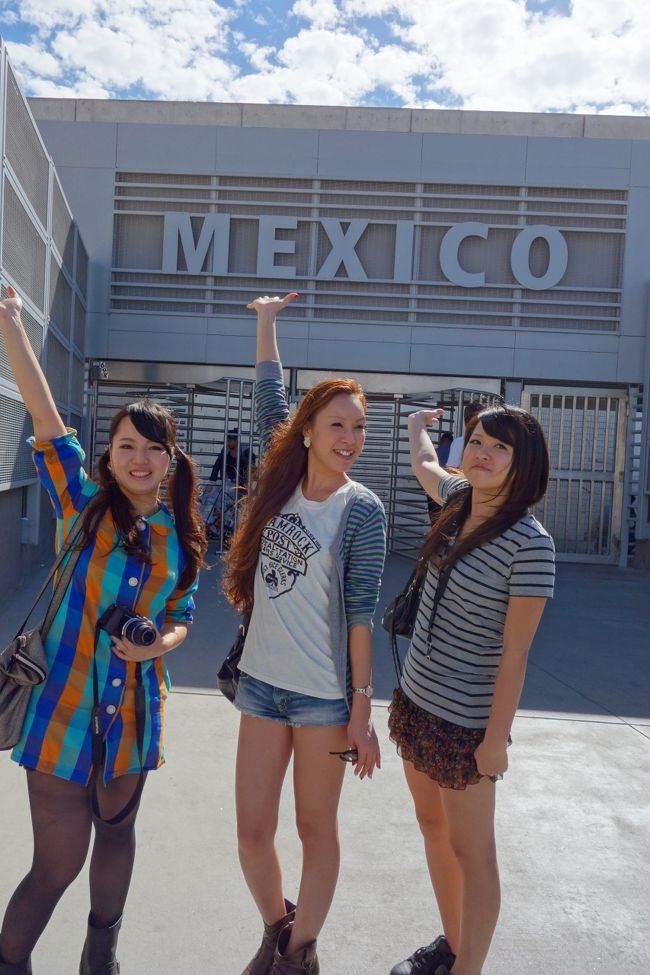 たった3時間しか滞在できなかったメキシコ・ティファナ<br />歩いて国境を越えるという貴重な体験が出来ました<br /><br /><br /><br />USA-LosAngeles/4泊6日/ハリウッドでぼったくり被害に遭う/グランドキャニオン/グリフィス天文台の世界一広い夜景<br />→http://4travel.jp/travelogue/10854581<br />USA-LosAngeles/4泊6日/WestHOLLYWOODでハロウィンパーティー<br />→http://4travel.jp/travelogue/10938479<br />USA-LosAngeles/4泊6日/徒歩で国境を越えMEXCO入国/Tijuanaでランチ/みんなAmigo<br />→http://4travel.jp/travelogue/10866493<br />USA-LosAngeles/4泊6日/PINK'Sのホットドッグ/ベニスビーチをお散歩/PartyInTheU.S.A<br />→http://4travel.jp/travelogue/10866502