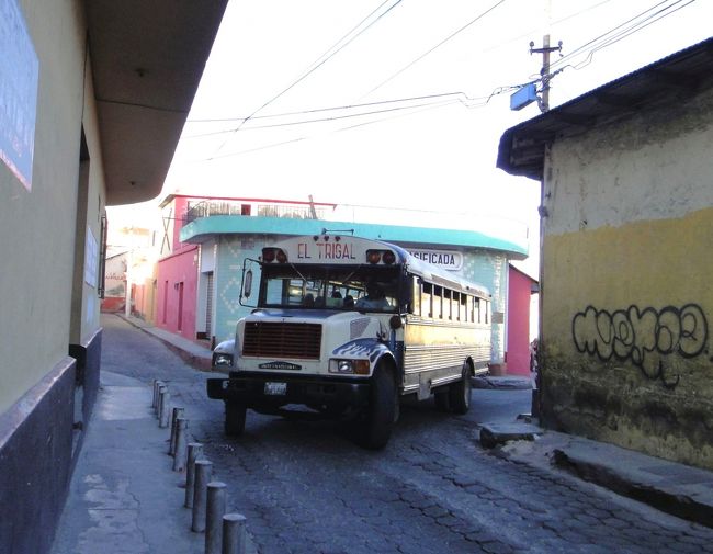 今回、初めて訪れたQuetzaltenango 、別名Xela シェラの町は、いい点と悪い点がありましたが、困ったことは、とにかく寒いこと。<br /><br />旅行前に、南米旅行体験者に聞くと、ユニクロの3980円の薄手のダウンジャケットが役立つ、との情報を得て、持参しましたが、ほんとに役立ちました。<br />ついでに買った、ヒートテックの下着も、寝るときに大活躍でした。<br /><br />昼間は、太陽が元気なので、暖かいのですが、日が陰ると、ぐぐぐんと気温が下がり、深夜にはしんしんと冷え込み、朝食をとるレストランが、とにかく寒いのです。<br />そんななので、朝食のときは、パジャマの上に、ズボンを重ねて履いて、ユニクロのダウンを着て、さらに膝が寒いので、上着を膝にかけての朝ごはんです（笑）。<br /><br />田舎のホテルで、オーナー一家が、一日中、誰かうろついているのですが、オーナー一家は、たぶん、相当の金持ちと想定しますが、公私混同的に、ホテルのパブリックスペースに、おじいちゃんや、おばあちゃんがいるなら、客のためだけでなく、自分らのために、少しは暖房を入れようとは、思わないのか・・・シェラの基準が不思議でした。<br /><br />Quetzaltenangoで、もう一つ、悩ましいのが、グアテマラ第二の町ゆえに、交通量がそこそこ多く、排気ガスがひどいことでした。歩道は狭く、人一人しか通れません。<br />すれ違う時には、一人が車道に降りる必要がありますが、バンのミニバスなどは、めちゃ荒っぽい運転をするので、車道に降りる時には、迫り来るミニバスの有無をしっかり確認する必要があります。<br /><br />昼間は、排気ガスと、強すぎる太陽で、歩く意欲がわかず、朝は寒く、夜は、治安面の問題もあり、「歩くな」と言われます。<br />もっとも、治安面は、ごくたまに、強盗が出るとのことですが、歩いていて、やばいと感じるような人は、ほとんどいません。地方都市の昼間に関しては、その点の心配はなかったです。<br /><br />振り返ると、シェラでは、毎日のように、アレルギーの目薬をさしてましたが、シェラを出ると、不要になりました。<br />アンテイグアが人口8万人、シェラが、16万人。どちらも、たいして大きくはないけど、シェラの排気ガスは、そうとうなものでした。<br /><br />寒さと排気ガスには、悩まされましたが、でも、シェラに行って良かった、とつくづく思いました。なぜなら、この10年に世界中で、観光化が進んでしまって、居心地の良さは増えたものの、「地元に溶け込んで、住むように滞在する」というのは、難しくなりつつありますが、まだ、観光客の流入量が少ないシェラでは、ごくフツーのグアテマラの素朴さを満喫できました。<br />道を尋ねても、レストランで、料理の内容を尋ねても、素朴な優しさや、親切さに触れることができました。<br /><br />ついてすぐに、町の外側にあるモールに、バスで行きましたが、どこで降りていいか分からず、うろたえている私に、周囲の皆さんが一斉に、「ここじゃないよ」と、指を振って教えてくれたり、「私もそこに行くから、教えてあげますよ」と申し出てくれたり・・・<br />久しぶりに、そんな人々の親切を、浴びまくりました。<br /><br />ここは、物価も観光の影響が少なく、地元の人に人気の店に行くと、450円ぐらいでステーキのランチを食べることができました。シェラパンという美味しいパン屋さんも見つけました。<br />パン屋さんの多くは甘いパンを売りますが、Pan saladoという言い方で尋ねると、チキンやミートや野菜の具の入った、パイのようなのも見つけることができ、部屋食に活用しました。<br /><br />そして、先生と訪れた、シェラの周囲の村でも、たいして見るものはないけど、村の人々の普段の顔に、たくさん出会いました。