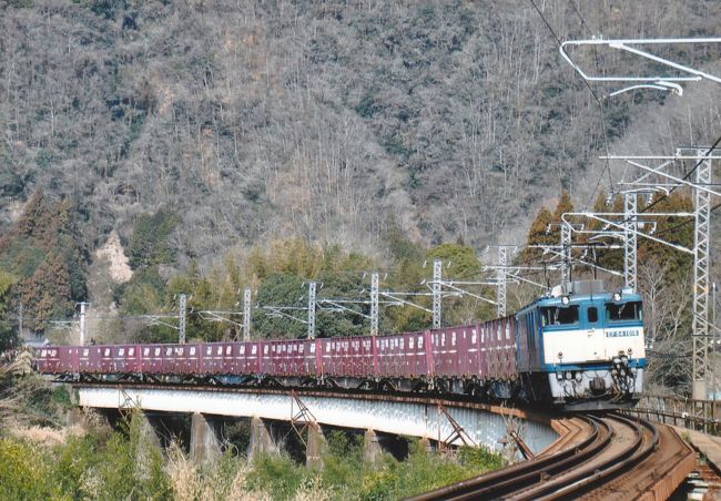 ３月８日（土）〜９日（日）にマイカー旅行。<br />まずは伯備線へＥＦ６４型電気機関車が牽引する<br />コンテナ貨物列車の撮影です。<br /><br />午前６時頃自宅を出発して、中国自動車道・中国池田ＩＣより、<br />中国自動車道に入り、西へ向かいました。<br />安全運転で進み、途中休憩して、岡山自動車道・有漢ＩＣで<br />高速道路をおりて、そこから目指す伯備線の備中川面まで<br />２０分ぐらい。<br />このルートは、伯備線へ「鉄撮影」に行く時等、<br />しばしば使いますので、運転もしやすいです。<br /><br />伯備線は岡山県を南北に通り、鳥取県に入る路線で、<br />大変良いロケーションの為か、<br />一部？の鉄ちゃんに人気。<br /><br />備中川面の撮影ポイントに午前９時頃到着したところ、<br />すでに同業者の方が２名スタンバイ。<br />事前予想では、来る電気機関車は更新色でしたが、<br />なんと、国鉄色が来て、超〜ラッキー！！<br />私の横でスタンバイしていた同年代ぐらいの同業者の方も、<br />更新色を予想していましたが、直前に鉄仲間からの<br />国鉄色という情報をキャッチ。<br />コンテナ貨物列車を連写し、列車が通り過ぎて<br />ビデオカメラをオフにしてから、<br />この方としばし、喜び合いました。<br />鉄ちゃん以外の方は、何が嬉しいのか、<br />あまり理解が出来ないかもしれませんね。（笑）<br /><br />その後、備中川面駅で特急やくも号の交換風景を撮影し、<br />蒜山高原へ向かいました。<br /><br />じつは、今回の目的は、スキー・スノーボードで、<br />鉄ちゃんはいわば食前酒。（笑）<br /><br />マイカーに「鉄・道具」のカメラ、ビデオカメラ、三脚以外に、<br />スキーとスノーボードのセットも載せています。<br /><br />で、助手席には、毎度おなじみの妻の「ばじなみこ」が<br />座っています。（笑）<br />ちなみに私はスキーで、彼女はスノーボード。<br /><br />その日は、午後から、ひるぜんベアバレースキー場で、<br />スキー＆スノーボードを楽しみにました。<br /><br />二人共スポーツジムに通い、<br />筋トレや水泳で精進していますが（笑）、<br />その為か、妻は以前より、<br />スノーボードの滑りに<br />ねばりが出て来た、と言っています。（笑）<br /><br />宿泊は蒜山高原の妻の仕事関係の宿泊所。<br />１泊２食で２人で約５千円。夕食はカニスキでした。<br />ただし、アルコール代は別です。（笑）<br /><br />翌日も午後までスキー＆スノーボードを楽しみに、<br />遅い昼食に蒜山道の駅風の家で、<br />ひるぜん焼きそばを食べて、帰りました。<br /><br />今シーズンは、あと１回、<br />スキー＆スノーボードを楽しみに、<br />滋賀県の箱館山スキー場へ行く予定です。<br />その時も、スキー場へ行く前、まず湖西線で<br />「トワイライト」の撮影かなぁ〜。（爆）