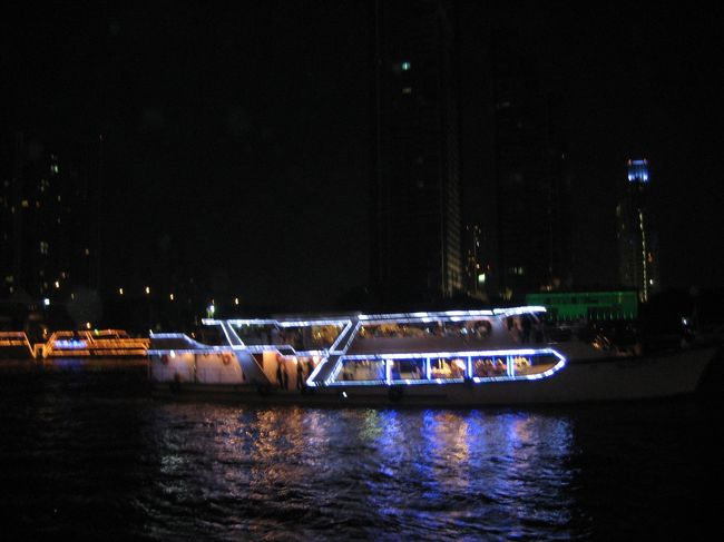 2011年、バンコク・台北旅行の最終編です。クリスマスの夜を川沿いのレストランで過ごし、台北に向かいました。