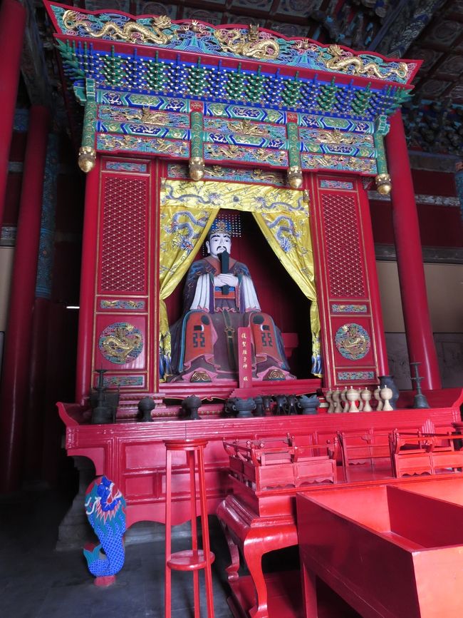 上海に引っ越してきてから一度は訪れたいと思っていた<br />孔子の故郷、曲阜に行ってきました。<br /><br />孔府を見終わると、もうすぐ4時。<br />孔廟は大きいので、閉園時間内に見終えるのは不可能。<br />ということで、孔府に近い、孔子の一番弟子、顔回を<br />まつった廟、顔廟に行くことにしました。<br /><br /><br />★★　孔子の故郷曲阜へ旅行記　3/8～3/9　★★<br />1★孔子の直系子孫の邸宅～孔府～<br />http://4travel.jp/travelogue/10866577<br />2★孔子の一番弟子顔回をまつった廟～顔廟～<br />http://4travel.jp/travelogue/10866726<br />3★アジア各地にある孔子廟の総本山～孔廟～<br />http://4travel.jp/travelogue/10866818<br />4★ものすごく広大な…孔子とその一族の墓地～孔林～<br />http://4travel.jp/travelogue/10866957
