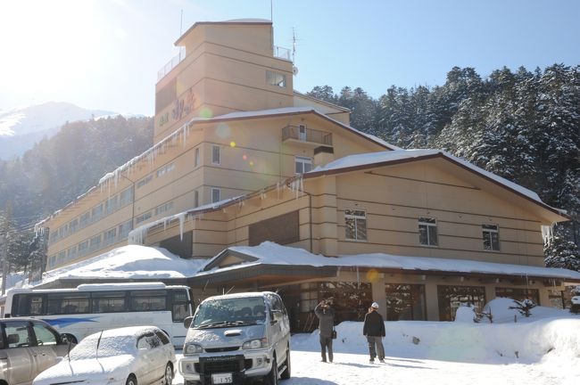 2008年3月7日（金）から3月9日（日）にかけて濁河温泉旅館御岳の渓谷露天風呂に入りたくって行きました。<br />ついでに奥飛騨平湯温泉の深山桜庵が予約できたので翌日は下呂・高山経由で行きました。<br />3月7日の朝7時過ぎに自宅を出て大阪駅から米原まで新快速、米原から岐阜まで快速で10時半過ぎに着。<br />50分程待って特急ひだ5号に乗りました。<br />通常なら京都からひだに乗るのですが新快速と快速で岐阜まで行きたかったので。<br />ひだ5号は自由席に運良く座れ、下呂着が12時半過ぎ。<br />12時50分発の旅館御岳からの送迎バスに乗って2時間かけて到着。<br />山道が雪だらけで道幅が狭い。<br />旅館御岳の露天は内湯から行けるのと階段を160段下ったとこにある混浴の渓谷露天風呂があり、渓谷露天風呂<br />が有名らしいです。<br />つららだらけの階段を下りたら、脱衣場が男女分かれていていました。<br />脱衣場から出たらすぐ湯船です。<br />女性が湯船の真ん中に一人いてましたので、脱衣場に近い方につかりました。<br />そのうち、女性がうじゃうじゃと入ってきて、出るに出られません。<br />ここは湯浴み着かバスタオルＯＫだったので女性は裸ではなかったです。<br />男性はようやく年配の人が入ってきただけでした。<br />早く出てくれ〜と祈りましたが、出てくれません。<br />その後ばーさんが入ってきたのですが、小さいタオルだけでした。<br />勘弁してくれ〜。見たくないのにばーさんが動くたびに見てしまう自分が情けないです。<br />本当に全く見たくもないのに見せやがってｔごいう怒りが・・・<br />1時間以上湯の中に入ってるので、我慢できずに脱衣場へ行きました。<br />着替えてぞっとしました。160段上るのか〜。途中で何回も休みました。<br />渓谷露天風呂には結局1回だけ入りました。上りが大変なのと、下りも滑って怖くって。<br />夕食は食事処ですが、だだっ広いところで、一人泊は自分だけでしたので、広いテーブルにぽつんと。<br />それも端の方にしてくれたらいいのに、ど真ん中でしたので格好悪くって。<br />夕食後は、天文台があるので、寒い中1時間ぐらいガイド付きで説明していただけました。<br />反射望遠鏡も覗かせてもらいました。<br />寒いけど面白いです。<br />翌日3月8日は送迎バスで2時間かかって11時半頃に下呂着。<br />1時間程下呂の温泉街をぶらぶらし、12時37発の特急ひだ5号の自由席に乗って高山へ。<br />10分ぐらい待って新穂高行きのバスへ。<br />今はロープウェイまでバスが行ってますが、以前は離れた位置が最終バス停で、そこから坂道を登って5分<br />ぐらいのとこにロープウェイ乗り場があります。<br />展望台へ行って、10分ぐらい写真を撮って即ロープウェイで下りました。<br />バスで平湯温泉に着いて歩いて5分ぐらいに深山桜庵があります。<br />ここは湯船が結構あって、露天も内湯からの大きい露天や小さい無料の貸し切り露天があって楽しかった。<br />部屋はＷベッドで共立の他のホテル同様にシャワーで浴槽はありません。まぁシャワーも不要ですが。<br />翌日3月9日は平湯を9時過ぎに出るバスに乗って高山に10時過ぎ。<br />昼前の特急ひだまで時間が1時間半あったので、朝市の見学に行きました。<br />毎度毎度の上三町へも、中橋にも。<br />名古屋から京都までのぞみで、京都からは近鉄で自宅へ帰ったのは16時半頃でした。<br />とにかく混浴はこりごりです。<br />白骨の泡ノ湯や乳頭鶴の湯の混浴露天なら、濁り湯だし、女性の湯船へ入るところがうまいぐあいになってる<br />ので良かったが、旅館御岳の渓谷露天風呂は透明。<br />新高湯温泉の吾妻屋旅館の露天も混浴で湯は透明でたまらんなぁ。混浴は濁り湯でないと。