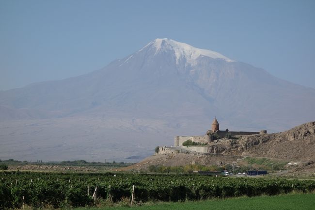 アルメニアを世界最初のキリスト教国に導いた、<br />聖グレゴリウスにゆかりのあるホルヴィラップ修道院と<br />エチミアジン大聖堂を訪問しました。<br /><br />大アララト山とエチミアジン大聖堂は、アルメニア人の<br />精神的象徴として、大きな役割を果たしているそうです。