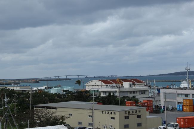 　2月8日から11日まで、関東の雪と宮古島の強風にひやひやしたり、苦労した宮古島旅行でした。初めてのジェットスターのフライトでした。<br />　2月8日は、関東地方は大雪でしたが、何とか那覇まで飛べて、乗り継ぎも2時間以上空けていたので無事宮古島に到着。<br />　宮古島は、滞在した4日間、ほとんど毎日強い風が吹き、時折雨も混じるという天気で苦労しましたが、宮古島の観光地らしい所は結構あちこち行きました。<br />　帰りのフライトは、那覇までは問題ありませんでしたが、千葉で当日降った雪のせいで、飛行機の到着が遅れて2時間半以上遅れてしまい、自宅になんとか終電のちょっと手前くらいで帰ることができました。<br />　天気に振り回された感じの宮古島旅行になりました。<br /><br />　宿泊した、平良港近くの周辺の朝の散策をしたときのことです