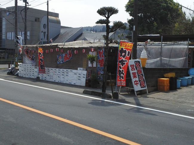 ここは鹿児島県曽於市にある牡蠣小屋匠ちゃんです。ここの牡蠣は生食で食べられる数少ない海域を厳選し牡蠣の安心安全が確認できた所の牡蠣だけを提供している。牡蠣は北海道ブランド厚岸産、兵庫県ブランド坂越産を使っています。牡蠣の食べ放題￥3250-(60分)もありますが単品で注文したほうがいいかな。1kg￥1300-(7～8個)メニューもいろいろあるのでそちらを食べたりしたほうが良いと思います。<br />帰りは近くの道の駅おおすみ「弥五郎伝説の里」に！　　　  広さ20ﾍｸﾀｰﾙという広大な敷地を誇る敷地内には約1200本のソメイヨシノが植樹されている。花見の時期になると花見客で賑わいます敷地内には特産品販売所「やごろう農土家市(のどかいち)」黒豚料理を堪能できる黒豚料理「やごろう亭」があり芝生の広場もありグランドゴルフができます。