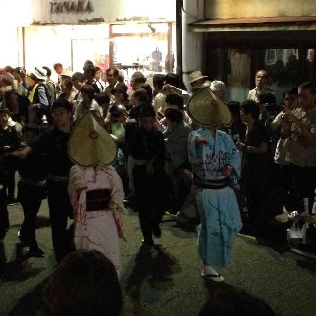 ９月１〜３日にかけて、富山市八尾町で開催される祭り。祭り期間は、とにかく、多くの人で街がごった返している。踊りは、町内ごとにだいたいの計画が立てられているが、予定通り行かないことが多い。街（町内）での踊りは。雨が降っていると、その間はいっさい行われない。晴れることを祈るばかりだ。