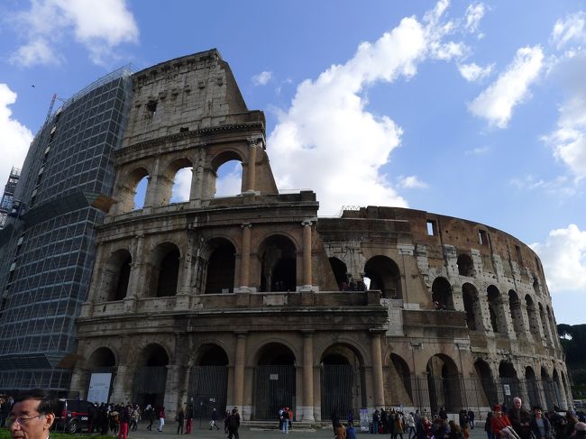 イタリア観光２日目ローマ<br />バスで移動し、修復中のコロッセオへ。<br />晴れていたおかげで、コロッセオの中からの風景はとても気分の良いものでした。<br />さらにバスで移動してトレビの泉へ。<br />イタリアといえばのジェラートを食べました、寒さを我慢して。<br />トレビの泉にはコイン投げました、一人2セントコイン一枚ずつ。<br />ローマ再訪を願いました。<br />さらに歩いてスペイン広場へ。<br />