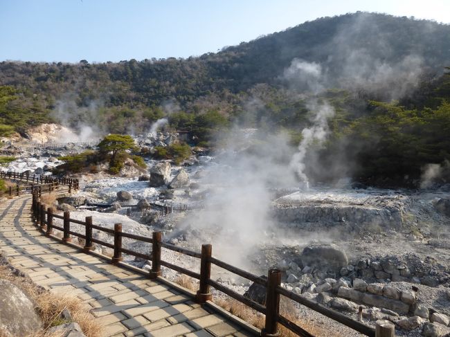 土日で長崎に行ってきました。<br />2日目は雲仙と島原を巡りました。<br /><br />＜行程＞<br />長崎6:42→諫早7:09（鉄道）<br />諫早駅前7:15→雲仙お山の情報館8:37（バス）<br />雲仙地獄〜仁田峠〜雲仙岳〜仁田峠〜雲仙バス停（徒歩・ロープウェイ）<br />雲仙12:31→島原駅前13:16（バス）<br />島原16:20→17:28諫早17:38→19:14博多19:29→（鉄道）<br /><br />