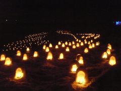 雪の上に、ほの灯（あか）り揺らめいて・・・湯西川温泉「かまくら祭」　