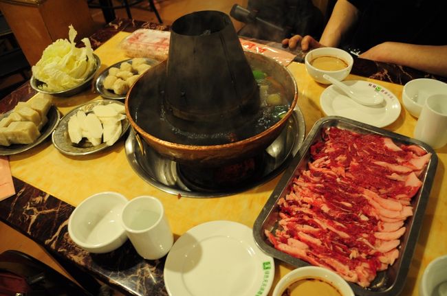 前回のポン吉さんにひきつづき、<br />4トラ友達のタクさんが上海にやってきました！<br /><br />ポン吉さんと同じお店に行きたい！というリクエストで<br />羊肉を食らいに、熱気火鍋に行ってきました。<br /><br />食後は、例に漏れず、カラオケ。<br />中国旅行の話に花咲いた夜でした〜<br /><br /><br />（注）タクさんとは中国の歴史好きな、このお方です<br />→http://4travel.jp/traveler/taku3594/