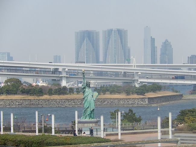 3月18日、テレコムセンター駅から歩いてすぐの東京都産業技術センターに所用があり、ユリカモメに乗って行くことにした。　ユリカモメの最後尾の車両の最後尾座席に乗り途中の風景を楽しんだ。<br /><br /><br /><br /><br />＊写真はお台場の自由の女神が見られた