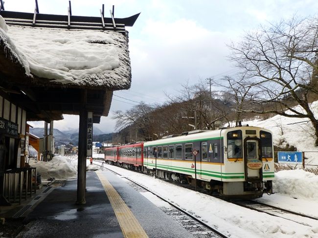 昨年に続き雪景色の温泉を楽しんでもらおうと<br />母を連れて温泉旅行に出かけました。<br />長野大好きな母で　昨年の白骨温泉もとても喜んでくれましたが<br />今年は進路を東寄りに取ってみました。<br /><br />福島県の大内宿と湯野上温泉<br />風情ある茅葺き屋根の集落と　湯量豊富な湯野上温泉の極上の湯を楽しんできました。<br /><br />旦那の仕事の都合で「雪まつり」の時には行けませんでしたが<br />今に残る江戸時代の下野街道の宿場<br /><br />国の重要伝統的建造物群保存地区として<br />旧宿場としては長野県の妻籠宿および奈良井宿に続いて全国で3番目に選定されているそうです。<br /><br />そんな茅葺き屋根の宿場を母も訪れる事に楽しみにしていてくれ<br />３月になってしまいましたが<br />趣きある雪景色を楽しむ事ができました。<br /><br /><br />塔のへつり<br />http://4travel.jp/travelogue/10866031<br /><br />大内宿　<br />http://4travel.jp/travelogue/10866415<br /><br />と、楽しんで　お宿を温泉を満喫して<br />いつものごとく　空が白々した頃目を覚まし<br />朝風呂で極上の湯を楽しみ<br />早朝散歩に出かけてみました。<br />