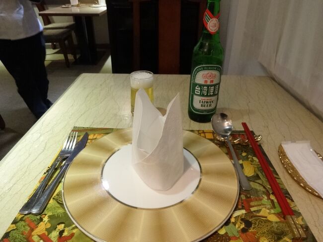 今次旅行で利用した飲食店の詳細や感想などを簡単に記す。<br /><br />・3月10日(月)<br /><br /> 夕 食:(機内)<br /><br />・3月11日(火)<br /><br /> 朝 食:偉富麺館<br /><br /> 昼 食:富覇王猪脚極品餐廰 <br /><br /> 夕 食:四川呉抄手<br /><br />・3月12日(水)<br /><br /> 朝 食:老蔡水煎包<br /><br /> 昼 食:輝鴻蚵仔煎<br /><br /> 夕 食:神仙川味牛肉麺<br /><br />・3月13日(木)<br /><br /> 朝 食:四海豆漿大王<br /><br /> 昼 食:ナシ<br /><br /> 夕 食:正福縁餐廳<br /><br />・3月14日(金)<br /><br /> 朝 食:シーザーパーク裏の店<br /><br /> 昼 食:桃園空港(ラウンジ)<br /><br /><br />【日 程】 3月10日(月)~3月14日(金)<br /><br />【旅 行 者】 先任搭乗員<br /><br />【キャリア】 チャイナエアライン<br /> 往路 CI017 成 田(NRT)18:30 ⇒ 台北桃園(TPE)21:50<br /> 復路 CI018 台北桃園(TPE)14:30 ⇒ 成 田(NRT)18:30<br /><br />【宿泊ホテル】 君品酒店(Palais de Chine Hotel)<br /><br />【為替レート】 1元=3.4円<br /><br />【獲得マイル】 2682マイル(往復)