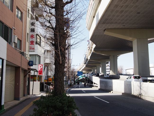 五街道ウォーク・・・この言葉を初めて聞いたのはずいぶん前。<br />テレビ番組で紹介されていたのを、たまたま見て心惹かれる・・・・<br /><br />五街道とは「日本橋」を起点とする五つの陸上交通路の事。<br />東海道・日光街道・奥州街道・中山道・甲州街道の5つの街道です。<br /><br />出発点の「日本橋」から五つの街道の終着点まで、昔の旅人のように<br />旧道を歩いて目的地を目指すなんて・・・<br />なんだかロマン溢れる旅だと思いません?<br /><br />そして今回、第2回目の「旧甲州街道」ウォーキングは・・・<br />前回終了した「内藤新宿」から「高井戸宿」を抜けて仙川まで。<br /><br />第1回の「旧甲州街道ウォーキング」はコチラ▼<br /><br /><五街道ウォーク・甲州街道編.1-1><br />http://4travel.jp/travelogue/10853351<br /><五街道ウォーク・甲州街道編.1-2><br />http://4travel.jp/travelogue/10854231<br /><br />日光街道を歩き終え・・・新たなスタートとして選んだ甲州街道。<br />新たな街道歩きスタートの前回は、出発が遅かった事もあり・・・<br />東京駅を眺めながら、都会のど真ん中を歩き新宿までとなりました。<br /><br />あれから1ヶ月半以上経ちました。このまま歩かなかったりして~<br />・・・なんて不安もありましたが、お互い崩した体調も復活傾向!<br />友人も色々と落ち着き、やっと街道歩きモードへ・・・。<br /><br />どこまでも続くと思った東京都心の街並み・・・しかし新宿過ぎると<br />周辺からは高層ビルは無くなり、のどかな風景や庶民的な商店街が<br />多くなります。東京=お洒落な街のイメージから、変わりゆく風景。<br /><br />普段はあまり訪れる事が無かった街を突風の中、春を感じながら<br />のんびりと歩いて来ました。前回とは違う街並みに注目??