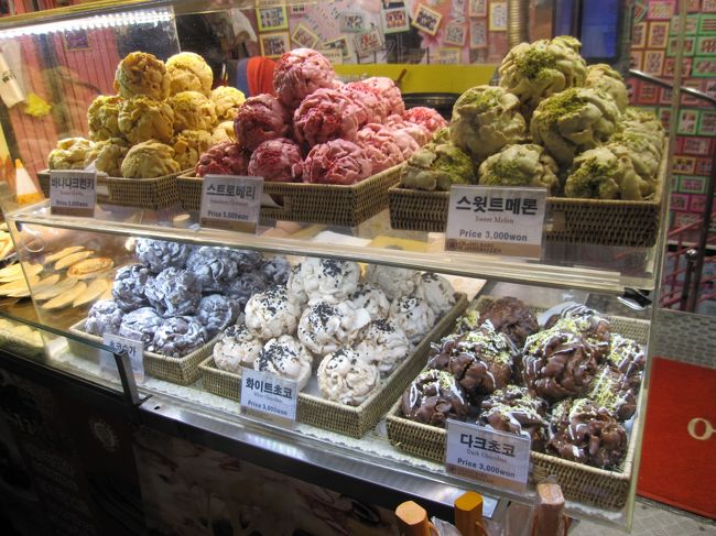 <br />あ〜韓国行きたい!美味しい物が食べたーい!ショッピングしたーいい!ずっとそんな衝動に駆りたてられていたここ数ヶ月。そんな中、いいタイミングで3月に休みが取れた♪これはもう行っちゃうしかないでしょう!!<br /><br />旅行前は、あそこ行って&あれ食べてetc・・・と1人妄想の日々。今回の旅行は、2泊3日のツアーを選択。約2年ぶりとちょっぴりご無沙汰のソウル。そして久しぶりの1人旅。<br /><br />そしてついにやって来ました!いろいろと事前に予定を立てつつも自由きままに行きたい場所へ行ったり、食べたい物を食べたりと1人旅の良さを満喫!最近結婚した韓国の友達にも会うことができて良かった!<br /><br />3月中旬のソウルは、朝晩ちょっと冷える程度で、日中は過ごしやすくて外を歩くにもいい感じ。あっという間に滞在期間が過ぎてしまったけど、いろんな発見もあり、早春のソウルを満喫できて充実した3日間でした!<br /><br /><br />【期間】 2014年3月17日〜3月20日<br /><br />【旅行会社】 H.I.S<br /><br />【エアー】 チェジュ航空<br /><br />【ホテル】 J HILL HOTEL<br /><br />【費用】 ¥52150<br /><br />