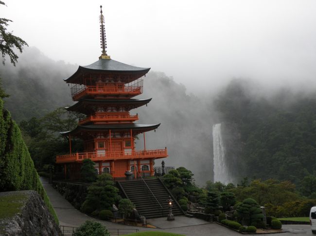 旅友さんと出かけることにした那智勝浦。まさか予定の日に台風がやってくるとは…。でも、電車が動いてたのでいっちゃいました！<br /><br />台風の中の３社詣でになっちゃいましたが、大迫力の那智の滝も見れて、面白かったです♪<br /><br />１日目　京都→新宮→熊野速玉大社→神倉神社→熊野古道→熊野那智大社→那智の滝→勝浦<br /><br />２日目　熊野本宮大社→中辺路→紀伊田辺→京都<br /><br /><br />