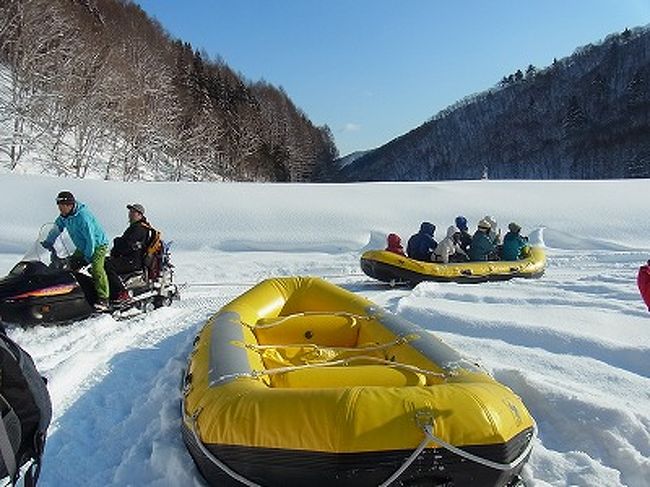 久々の雪遊び。福島、群馬、新潟の県境にある「桧枝岐スノーシュー」ハイクに参加をする。<br />東京でも45年ぶりの豪雪といえるような雪に驚いたが、白銀の世界に半年間も閉ざされた生活は<br />さぞ大変なことと思う。午後に到着。一休み後スノーシューを付けて足慣らし散策。<br />木立の中を雪質の良い雪面歩きは快適。<br />パウダースノーの雪は　足にも優しい。2時間の散策は心地よい疲労感を感じるほどでした。<br /><br />3/8の一日を十分に満喫でしようか？