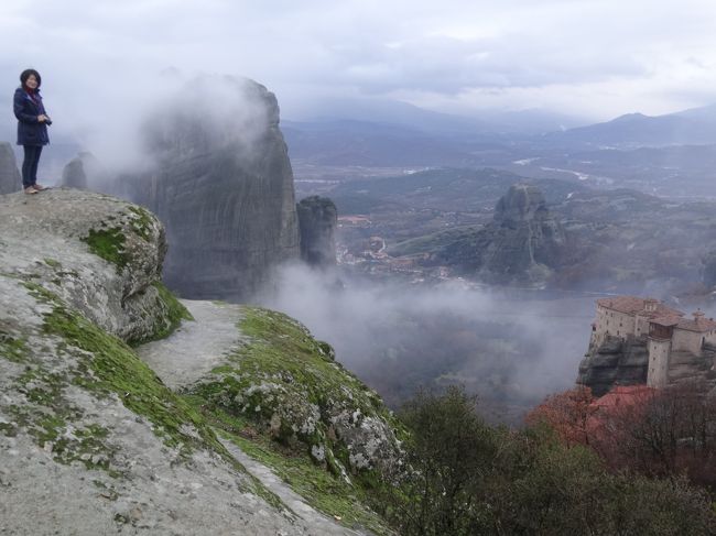 ギリシャの絶景といえばメテオラでは、ないだろうか。奇岩の上にたつ修道院、自分の目で見て見たい。