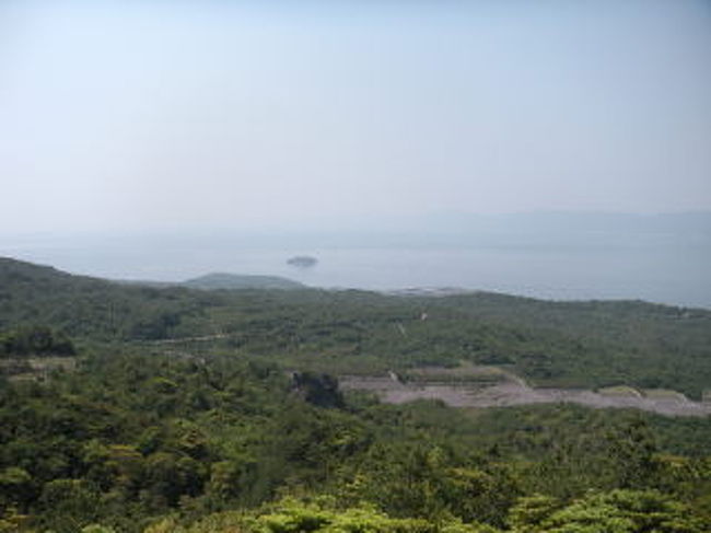 鹿児島旅行２日目、まずは桜島観光です。<br /><br />朝レンタカーを借りてフェリーで桜島に渡りました。<br />GWということもあり、フェリー乗り場は長蛇の列。<br />臨時便がたくさん出てましたが、<br />それでも30分以上待ってようやく乗船できました。<br />もう少し早くホテルを出発すればよかったと後悔しています。<br /><br />桜島内をバスで観光する計画も立てたのですが、<br />バスが１時間に１本程度だったので自由がきくレンタカーを選択しました。<br /><br />桜島内は以下のように観光しました。<br />鹿児島港【9:30着 10:10発】〜桜島港【10:25着】〜湯之平展望所【10:45着】〜<br />烏島展望所【11:15着】〜道の駅桜島【11:35着】〜なぎさ公園足湯【12:10着】〜<br />桜島ビジターセンター【12:30着】〜桜島港【13:10発】<br /><br />湯之平展望所と道の駅桜島の駐車場は混んでましたが、<br />あとはスムーズに停めることができました。<br />帰りのフェリーはほとんど待ち時間無しで乗船できました。<br /><br />フェリーに初めて乗ったので乗り方に不安がありましたが、<br />列に並んでしまえば前の車についていくだけなので心配無用です。<br />お金は桜島港の料金所で払います。<br /><br />天気もよく景色はどこから見てもとても綺麗でした。<br /><br />たまに噴煙を上げる桜島をみて、活きている火山を実感しました。<br />周りにある溶岩をみて自然の怖さも実感しました。<br /><br />この活火山のふもとが観光地になっていて、<br />多くの観光客が訪れていることが不思議に感じました。<br /><br />