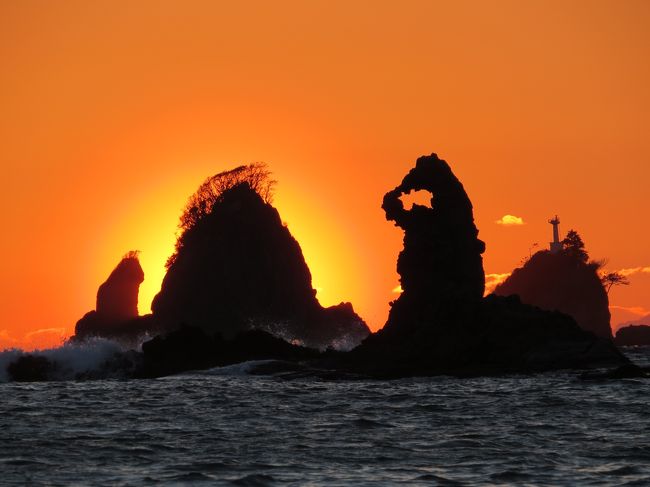 3月21日から23日の2泊3日で、西伊豆と三島の旅行をしました。<br /><br />一日目<br /><br /> 西伊豆の海岸線を走りながら、富士山を愛で。。。<br /><br /> 大田子海岸の夕陽を楽しみ。。。<br /><br /> 堂ヶ島温泉・『ニュー銀水』に宿泊<br /><br />二日目<br /><br /> 西伊豆から南伊豆を走り。。。三島へ。。。<br /><br />三日目<br /><br /> 柿田川の湧水。。。<br /><br /> 源兵衛川歩きを楽しみました。<br /><br />その一日目の旅行記です。<br /><br />お天気に恵まれ、海岸線の素敵な景色。。。<br /><br />富士山、夕陽の絶景に大満足の旅行となりました。。。<br />