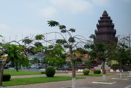2014春、カンボジア旅行記2(6/47)：3月19日(3)：プノンペン、プノンペン国立博物館、七変化、桃色凌霄花、独立記念塔