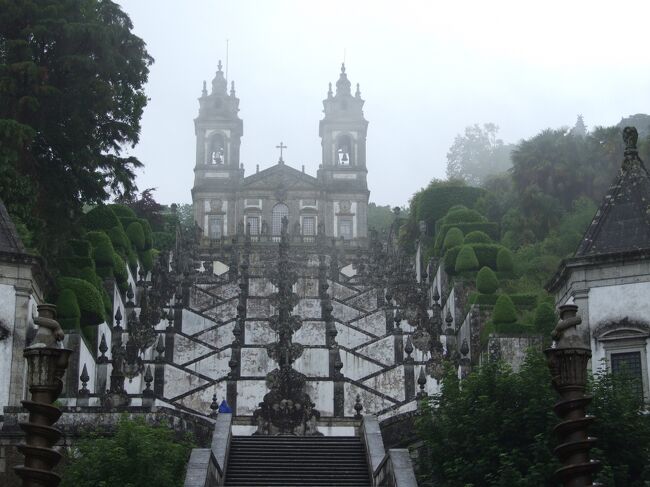 ポルトガル　ボン・ジェズス<br /><br />ボン・ジェズスはポルトガル北部ブラガから６キロほどはなれた場所にバロック様式のとても美しい階段がありとても素晴らしく感動した。写真でみると建物の一部に見えるが実は階段です。<br /><br />◇4月28日マドリード<br />◇4月28日-4月29日セゴビア<br />◇4月29日ビルバオ<br />◇4月29日-4月30日サンティリャーナ･デル･マル<br />◇4月30日コミーリャス<br />◇4月30日-5月01日ラ・コルーニャ<br />◇5月01日サンチャゴ<br />◆5月01日ボン・ジェズス<br />◇5月01日-5月02日ポート<br />◇5月02日ファティマ<br />◇5月02日ナザレ、オビドス<br />◇5月02日-5月03日リスボン<br />◇5月03日ロカ岬、シントラ<br />◇5月03日-5月04日ファーロ<br />◇5月04日セビーリャ、ジブラルタル<br />◇5月04日-5月05日アルヘシラス<br />◇5月05日セウタ、カサレス<br />◇5月05日-5月06日グラナダ<br />◇5月06日コンスエグラ<br />◇5月06日-5月07日トレド<br />◇5月07日マドリード<br />