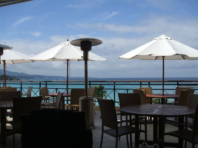 沖縄に行った事がない！親子でちょっと行ってみようか！<br /><br />大まかな予定はたてるものの、我が家の旅行スタイルは成り行き任せです。<br />沖縄ってどんな所かな～ホテルはどんなかな～？<br />初めての沖縄本島に３泊４日で行ってみました。<br /><br />ホテルが大好きな母が選んだのは、<br />日航アリビラ、ザ・ブセナテラス、ジアッタテラスクラブタワーズです。<br />春休み利用なので海も見るだけ・・・。<br /><br />晴れて、綺麗な海が見れたらいいね～♪<br />夕日も、星空も、綺麗かな～～？<br /><br />沖縄初ドライブのドライバーは母親。<br />息子はぺーパードライバー歴4年で運転は微妙(^^;<br /><br />少し前の旅ですが、沖縄ファンになった、思い出の多い旅でしたので、<br />旅行記にしました。<br /><br />見つからない写真も沢山あって・・・（泣）<br />宜しかったら、お付き合いください。<br />