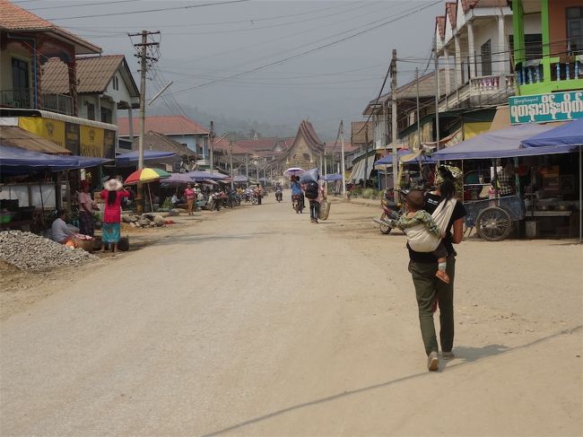 ７０キロのダートの奥に居心地の良い町を見つけました。<br />名はモンギャウン。<br /><br />北タイの「あの町」の昔に面影が重なるようです。