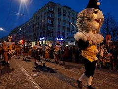 スイス・バーゼルのカーニバル　夜のパレード【スイス情報.com】