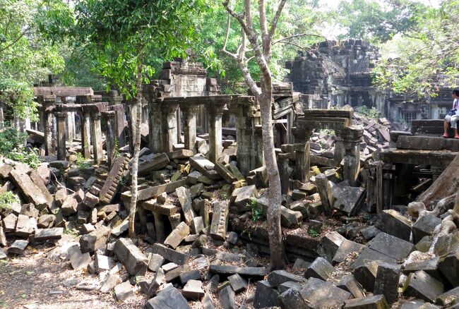 　アンコールワットに匹敵する規模とされる、ベンメリア遺跡の紹介です。木製の見学通路は設けてありますが、遺跡の修復は手つかずのままです。