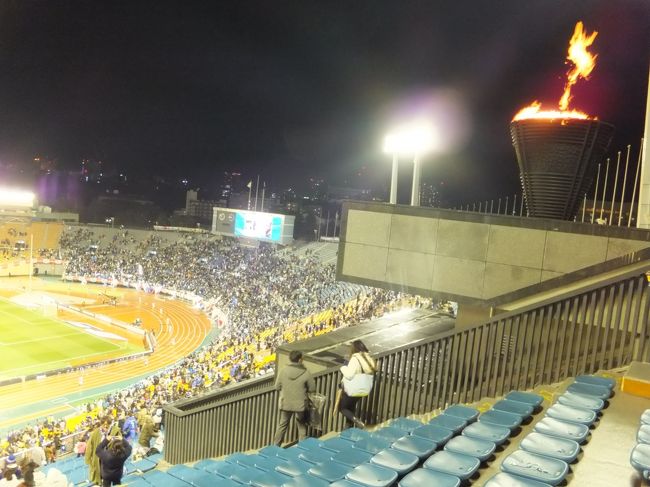 とうとう手に入れてしまいました。<br /><br />今年ブラジルで開催される、サッカーＷ杯のチケットを…！！<br /><br />実を言うと、ブラジルへ行くなんてことは全然本気では考えていませんでした。<br />ただ一種のノリというか勢いのようなものでチケットに申し込んでみたら、これが意外にもあっさりと入手できてしまったのです（笑）。<br />でも、夢にまで見たＷ杯のチケットを手に入れたからには、ブラジルまで観に行きたい、いやブラジルだからこそ観に行きたい、という気持ちで、今は旅の計画を考え始めているところです。<br /><br />サッカーの聖地、リオデジャネイロのマラカナンで観るＷ杯…、それが実現したら本当に僕にとって「夢」のような話。<br />日本代表の活躍を願いながら、新たな夢へ向かって、旅は動き始めました♪