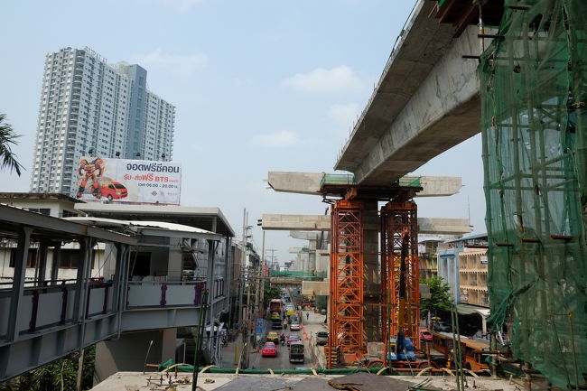 燃え尽きてしばらくは抜け殻になった「各駅停車旅」の終焉。<br />タイに居る間にもう新駅開設は間に合わないと思っていたのに、なんと!こんなところで”やる時はやる”タイ人にびっくりのBTS延長です。<br />シーロム線がチャオプラヤー川西岸でさらに2駅伸びました。<br /><br />今回の各駅停車は新駅ウッタカートとバンワー(終点)。そしてひとつ手前のタラートプルー駅まで行き、専用バスレーンを走るBRTを始発から終点まで乗ってチョンノンシーに戻ります。<br /><br />事前にほとんど資料のなかったこのエリア。行き当たりばったりで何が飛び出すやら…。