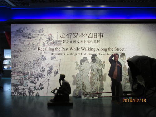 上海城市計画展示館３階のイベントスペースでは約１世紀にわたって上海の昨今を見つめてきた老画家・賀友直氏（87）の展示会を開催中、賀友直氏は戦後、30歳の時に本格的に絵を始め、後に上海人民美術出版社に入社。百部を超える連環画（中国漫画）に携わり、その作品は全国的にも高く評価され、一世を風靡した。半世紀前の上海社会を反映する多岐に渡る90の業種、人々の豊かな表情とその生き様までが描き出された画文集「賀友直画三百六十行」を２００４年に出版した。『大餅油条粢飯豆腐漿』は、上海庶民にとって最も人気ある朝食スタイルを描いた作品だ。このほかにも、当時の厨房、浴場や酒屋、包丁研ぎ師、芸者、髪結い師などなど…。写真でなく線に魂を込めて上海下町文化を伝える。