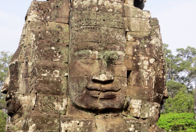 圧倒的な数の四面観音像のレリーフ像が残る、アンコール・トム遺跡のバイヨン寺院の紹介です。バイヨン寺院は、ヒンドゥー教と仏教が混交の寺院遺跡です。