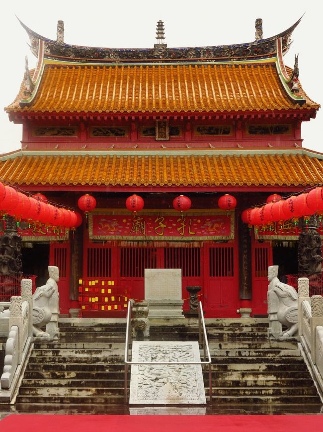 孔子廟（こうしびょう）は、中国、春秋時代の思想家、儒教の創始者である孔子を祀っている霊廟（霊を祀る建物）。<br /><br />日本にも、各地に孔子廟がある。多くは儒学の学校に付随して建てられる。<br />有名なものでは東京都の湯島聖堂があり、江戸時代から設けられた。「昌平坂学問所」に付随して設置された。もともと朱子学の林羅山が上野忍が岡に先聖殿を築いたものを、江戸幕府が日本における儒教の学校として、湯島（御茶ノ水）に移築し、開き、林家の学問所としても発展した。また、最も見応えのあるものは、長崎の「孔子廟」である。江戸時代以降、外国貿易の地と定められ、唐人屋敷があった長崎に、明治26年（1893年）、清国政府と在日華人が協力して、中国の総本山並に伝統美あふれた「孔子廟」が作られた。この「孔子廟」には、孔子と72賢人石像や孔子の教えを始め、中国の文化・学術を伝える施設の「中国歴代博物館」も孔子廟の「大成殿」裏にあり、中国の貴重な資料とともに、一般に公開されている。　（フリー百科事典『ウィキペディア（Wikipedia）』より引用）<br /><br />孔子廟については・・<br />http://www.nagasaki-tabinet.com/guide/108/<br />