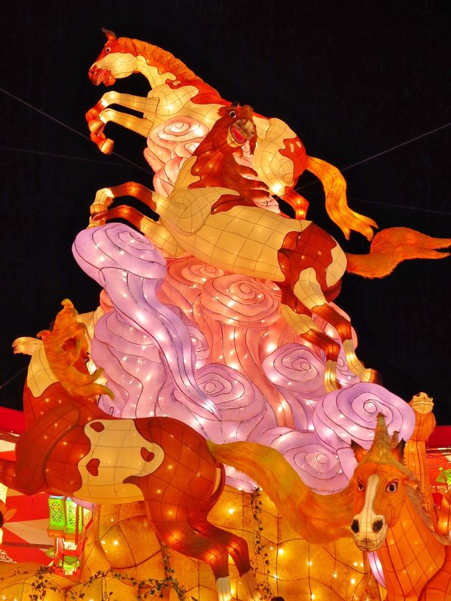 長崎ランタンフェスティバルは、毎年冬に長崎県長崎市で行われるイベント。<br /><br />長崎に住む華人が旧正月を祝う祭りを長崎新地中華街で行っていた春節祭という祭りが1994年より長崎市全体でのイベントとなり、中華街以外の場所にも中国提灯（ランタン）が飾られるようになった。<br />旧暦の1月1日を初日として約2週間、新地中華街を中心に1万数千個のランタンや点灯式のオブジェが飾られる。（フリー百科事典『ウィキペディア（Wikipedia）』より引用）<br /><br />異国情緒あふれる長崎で、中国色豊かな灯の祭典『2014長崎ランタンフェスティバル』が、平成26年1月31日（金）から2月14日（金）までの15日間にわたり開催されます。<br />　このお祭りは、長崎新地中華街の人たちが、街の振興のために、中国の旧正月（春節）を祝うための行事として始めたもので、もともと「春節祭」として長崎新地中華街を中心に行なわれていましたが、平成6年から規模を拡大し、長崎の冬を彩る一大風物詩となりました。<br />　期間中は、長崎新地中華街はもとより、浜市・観光通りアーケードなどの市内中心部に、約1万5千個にも及ぶランタン（中国提灯）が飾られ、湊公園をはじめ各会場には、大型オブジェが所狭しと飾られます。（下記より引用）<br /><br />長崎ランタンフェスティバルについては・・<br />http://www.nagasaki-lantern.com/<br />