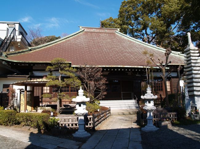 　横浜市保土ヶ谷区霞台にある大仙寺（だいせんじ）は高野山真言宗のお寺で西方山安樹院大仙寺という。天禄年中（970年〜973年）の起立で、往古は神戸山持院神宮寺と号し伊勢皇大神宮の別当を務めたとも言われているが、その後、衰微、星霧を経て、応永年中（1394年〜1428年）に法印鎮淳（ほういんちんじゅ）が中興し、今の山号、寺号に改めたという。寛永十年（1633年）二月十五日議定の関東古儀真言宗本末帳に、武州久良岐郡太田郷東福寺末寺、大仙寺、寺内御免と見える。参勤交代等、東海道を往来して保土ヶ谷宿に休泊する際は、当寺に詣で、道中安全を祈願する例があった。宿場の本陣、脇本陣、茶屋本陣等の全ての菩提寺であり、境内に墓所がある。<br />　寛文10年（1623年）2月、火災により、本堂と山門を消失したが、元禄14年（1701年）に再建されている。<br />　蕾付き牡丹の花の飾り瓦が山門屋根に上がるが、聖徳太子との関連があるのだろうか？また、鐘楼に架かる梵鐘は戦後の鋳造である。<br />（表紙写真は大仙寺本堂）