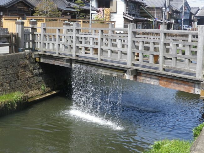 利根川沿いにある香取市の佐原市街と香取神宮に行ってきました、最初に小江戸・佐原の街を散策、町並みの中心にある、きめらパーキングに車を停めて散策開始、忠敬橋から「伊能忠敬記念館」に入館して実測日本地図をつくりあげた伊能忠敬の業績を改めて勉強しました。<br /><br />記念館を出てから、小野川に架かる「樋橋（ジャージャー橋）」を渡り、袋物・帽子の「こばやし」の店内を覗いてから工事中の伊能忠敬が住んだ家「伊能忠敬旧宅」横を通り、忠敬橋に戻り、近くにある人気のあるそば店「小堀屋本店」で名物の黒切りそばを食べて再び街中散策へ。