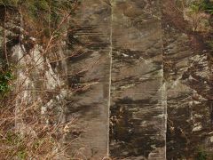 鋸山Walk‐2　石切り場の断崖　高度な職人技の形跡　☆房州石のふるさと